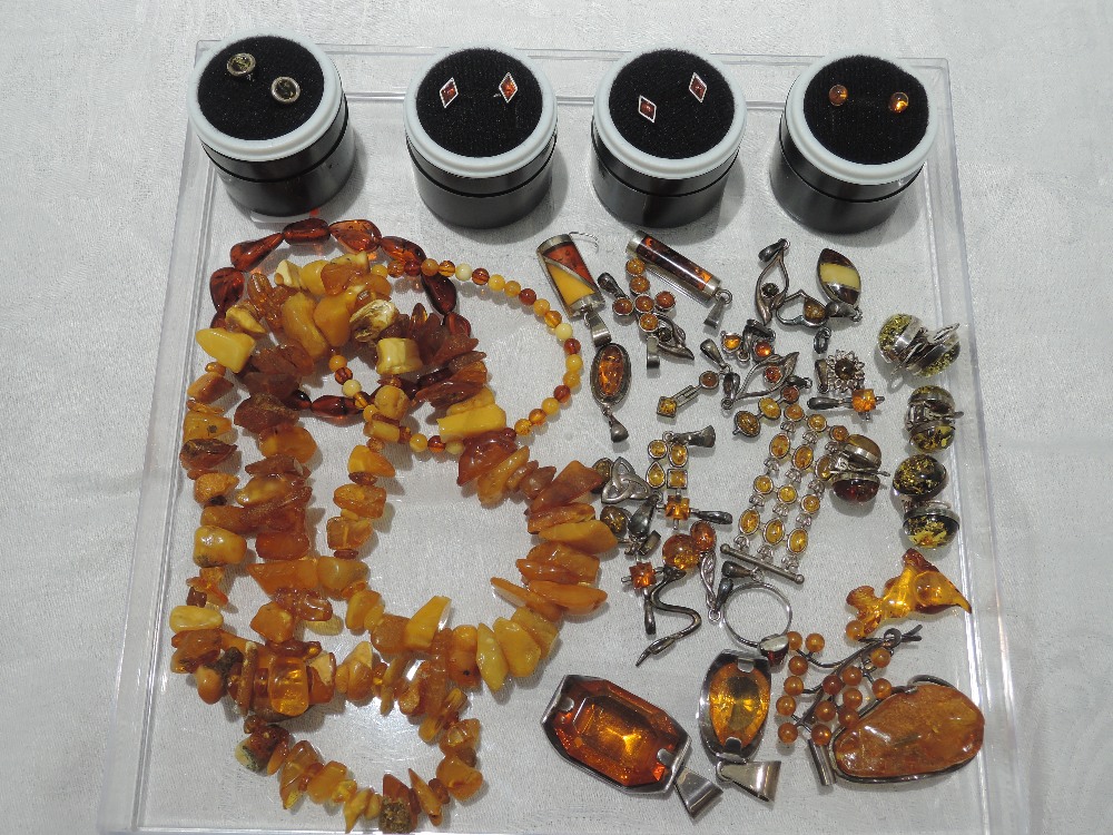antique amber jewellery at 1818 Auctioneers